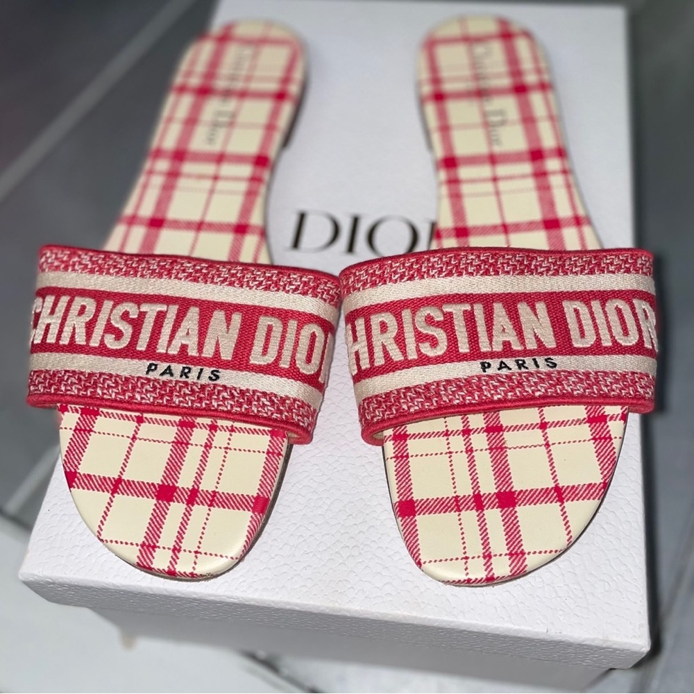 Dior Dway Framboise slide size 40. Comes with ripped bag and certificates.